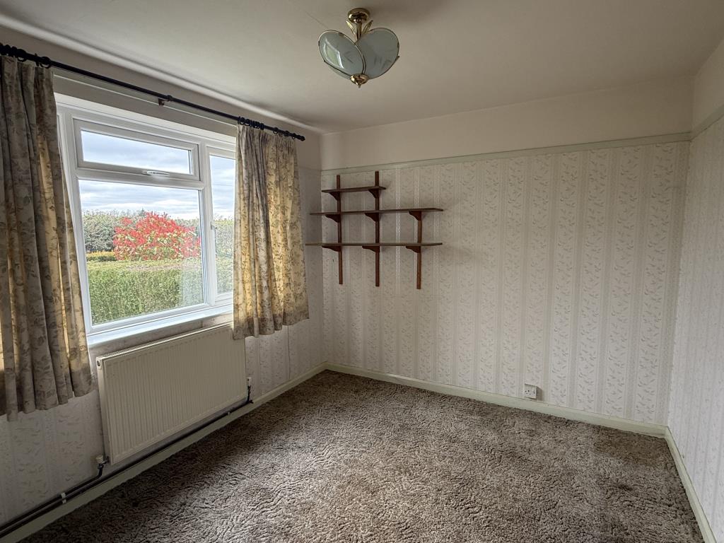 Lot: 155 - THREE-BEDROOM SEMI-DETACHED HOUSE ON OUTSKIRTS OF WEALDEN VILLAGE - Living room in rural semi in need of modernisation